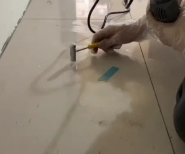温宿瓷砖开裂维修公司专业分享瓷砖在铺贴前如果没有沥干水分，将会导致以下问题